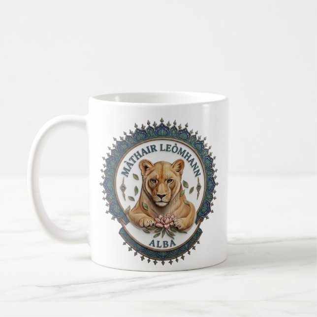 Leona madre. Taza de café de Escocia (Izquierda)