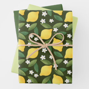 Leones amarillas, hojas verdes y flores blancas