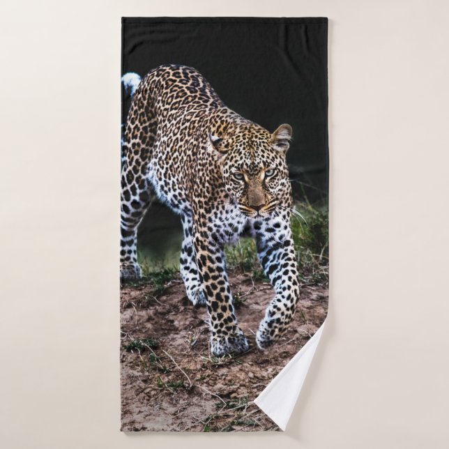 LEOPARD CAMINANDO EN SALVAJE (Toalla de baño)