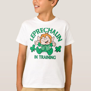 Leprechaun en camiseta del entrenamiento