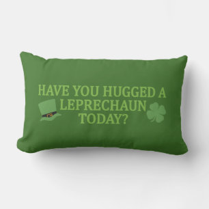 Leprechaun Hug tirador almohada