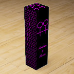 Lesbian Amantes del Personalizable Caja de Regalo<br><div class="desc">Esta impresionante caja de regalos está diseñada para lesbianas. Cuenta con dos símbolos femeninos rosados uno al lado del otro. El fondo es negro y hay un texto rosa personalizable dentro de cada uno de los símbolos para poner nombres. Los nombres de la pareja también se pueden poner en la...</div>