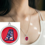 Letra americana de la bandera "A" collar redondo<br><div class="desc">Monograma A con la imagen diseñada por la bandera estadounidense. Esta letra A del alfabeto es una imagen inicial personalizado creada por este diseñador. Ver todas mis tiendas aquí https://bit.ly/SandyspiderStores</div>