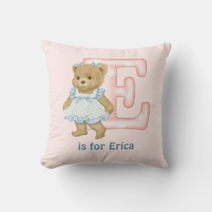 Letra de oso de peluche e monograma almohada