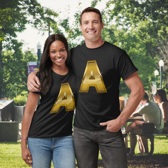 Letra dorada a camiseta negra inicial (Subido por el creador)