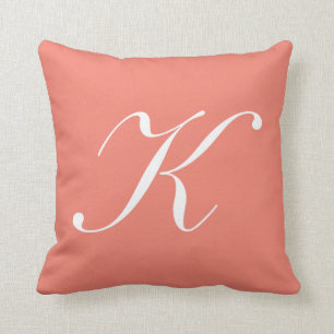Letra K monograma coral almohada