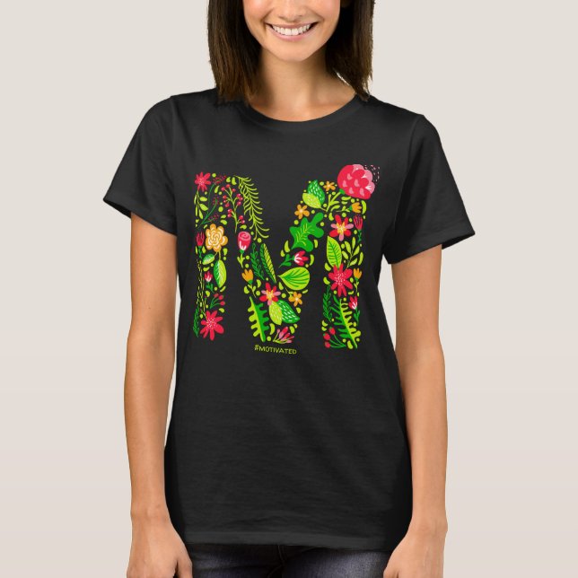 Letra M en camiseta con flores (Anverso)