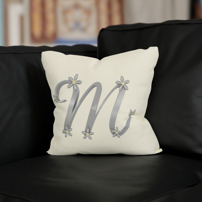 Letra monograma M Cojín decorativo crema plateado (A silver and cream pillow perfect for your Mom as it has her initial on it)