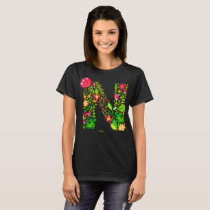 Letra N en la camiseta con flores