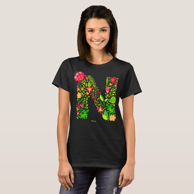Letra N en la camiseta con flores (Anverso completo)