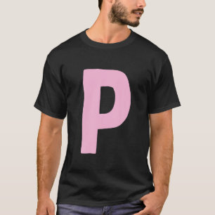 Letra P grande y negrita en camiseta rosa