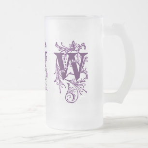 Letra púrpura 'W' envuelta en vides - taza