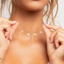 Letras cortas espaciadas con collar de plata estri