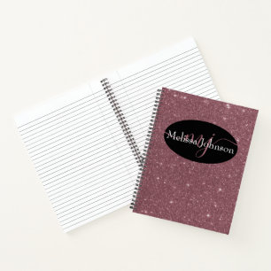 Letras doradas rosadas elegantes en cuaderno negro