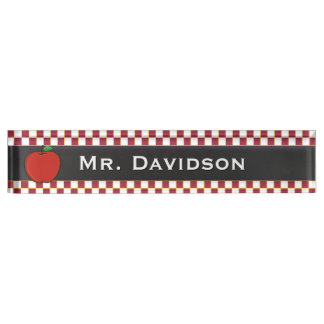 Letrero de encargo del escritorio del profesor