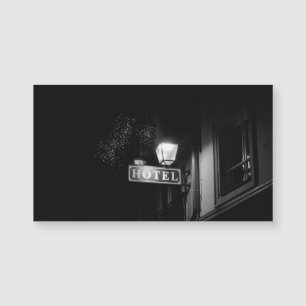 Letrero de hotel vintage, farola y muchas luces