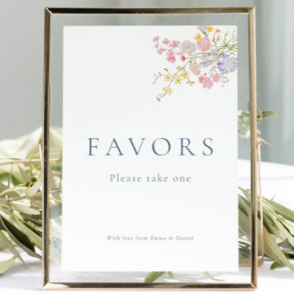 Letrero de mesa de boda con guión azul polvoriento