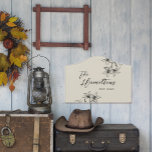 Letrero Para Puerta Año de creación de Personalizado floral agrícola<br><div class="desc">Este cartel presenta un diseño floral ilustrado a mano digital en un fondo beige neutro. Personalizar fácilmente este signo mediante la característica de personalización. Perfecto para regalos de boda,  parejas primero regalos de Navidad o amas de casa.</div>