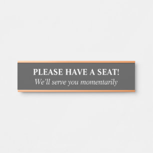 Letrero Para Puerta Dapper "¡POR FAVOR, TIENE UN ASIENTO!"