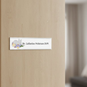Letrero Para Puerta Gato En Una Cama De Flores Para Veterinarios