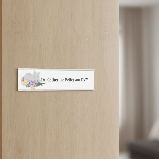 Letrero Para Puerta Gato En Una Cama De Flores Para Veterinarios (Subido por el creador)