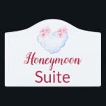 Letrero Para Puerta Honeymoon Suite Sm Escudo<br><div class="desc">Bienvenido a los recién casados a su escapada de ensueño con nuestro encantador signo de la Suite de la Luna de Miel! Este elegante letrero de madera es el toque perfecto para una estancia especial en un hotel o un motel para novios o novios. Haga que su estancia sea aún...</div>