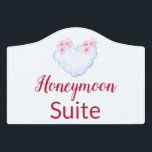 Letrero Para Puerta Honeymoon Suite Sm Escudo<br><div class="desc">Bienvenido a los recién casados a su escapada de ensueño con nuestro encantador signo de la Suite de la Luna de Miel! Este elegante letrero de madera es el toque perfecto para una estancia especial en un hotel o un motel para novios o novios. Haga que su estancia sea aún...</div>