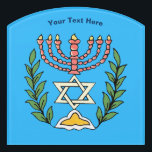 Letrero Para Puerta Magen persa David Menorah<br><div class="desc">Esta imagen fue adaptada de una antigua teja judía persa y cuenta con una menorah con un Magen David (Estrella de David) enmarcado por ramas de olivo. Se han conservado las imperfecciones de la imagen original pintada a mano. Añade tu propio texto.</div>