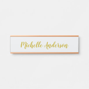 Letrero Para Puerta Nombre moderno minimalista en color dorado con let