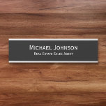 Letrero Para Puerta Profesional Business Office Name Title Modern<br><div class="desc">Personalizado, personalizado, profesional, moderno, elegante, elegante, elegante, de oficina de negocios con el clásico guión / tipografía en blanco y negro, pared o puerta colgando placa con nombre metalizado. Para el personalizar, simplemente escriba su nombre completo y designación / título. Mientras personalizas, podrás ver una previsualización a lo largo de...</div>