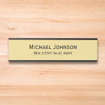 Letrero Para Puerta Título de la oficina profesional moderna de negoci<br><div class="desc">Personalizado, personalizado, profesional, moderno, elegante, elegante, elegante, de oficina de negocios de la cabina clásica de imitación de oro negro y escritura negra / tipografía, pared o puerta colgando placa con nombre metalizado. Para el personalizar, simplemente escriba su nombre completo y designación / título. Mientras personalizas, podrás ver una previsualización...</div>