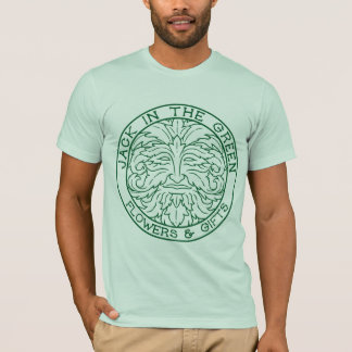 Levante en la camiseta de los hombres verdes