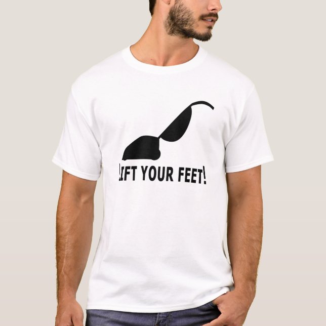 Levante su camiseta de los pies (Anverso)