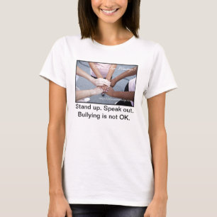 Levántese la camiseta de la muñeca