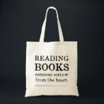 Leyendo bolsos de mano<br><div class="desc">Leer libros elimina la pena del corazón. -Proverbio marroquí Una cita reflexiva para un bolso de tote de libro.</div>
