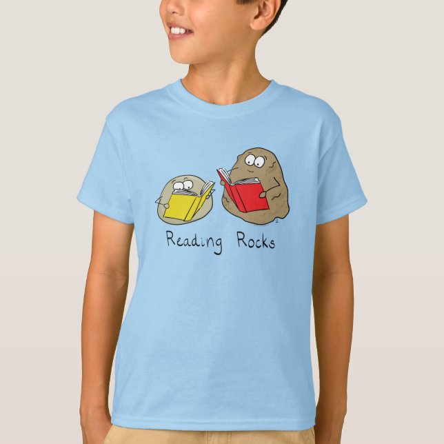 Leyendo la camiseta del niño Chica de Rocas (Anverso)