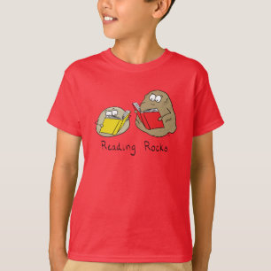 Leyendo la camiseta del niño Chica de Rocas