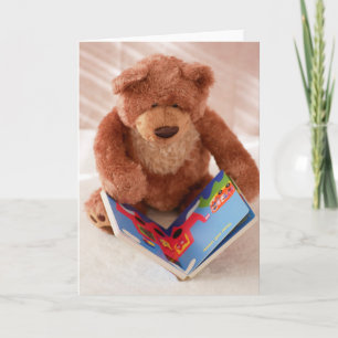 Leyendo tarjeta vertical de oso de peluche