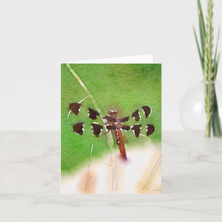 Libélula que descansa sobre tarjeta de nota de la