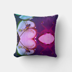 libélula violeta y verde, almohada púrpura