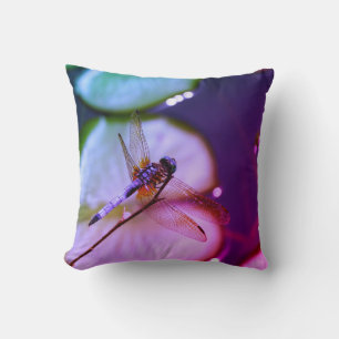 libélula violeta y verde, almohada púrpura