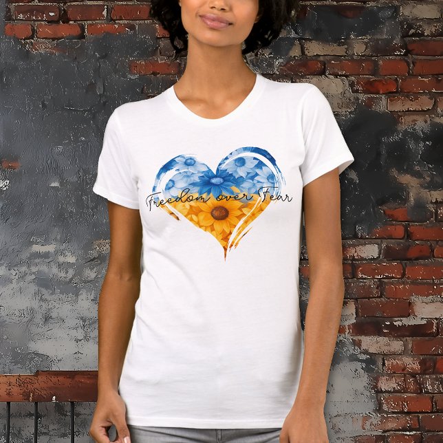 Libertad por miedo a la camiseta de las mujeres co (Freedom over Fear Sunflower Heart Ukraine Support Women's White T-Shirt
)