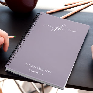 Libreta de bocetos con monograma de lila y nombre