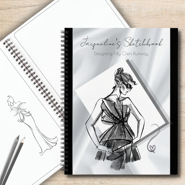 Libreta de bocetos de moda personalizada Chic (Chic fashion sketchbook personalized notebook with silver satin cover and custom name template.)