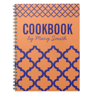 Libro de cocina anaranjado con el cuaderno de