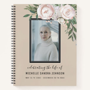 Libro de invitados en memoria de una mujer con flo
