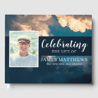 Libro de invitados funerales con cielo azul y nube