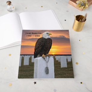 Libro De Visitas Águila calva en una lápida con placas de identific