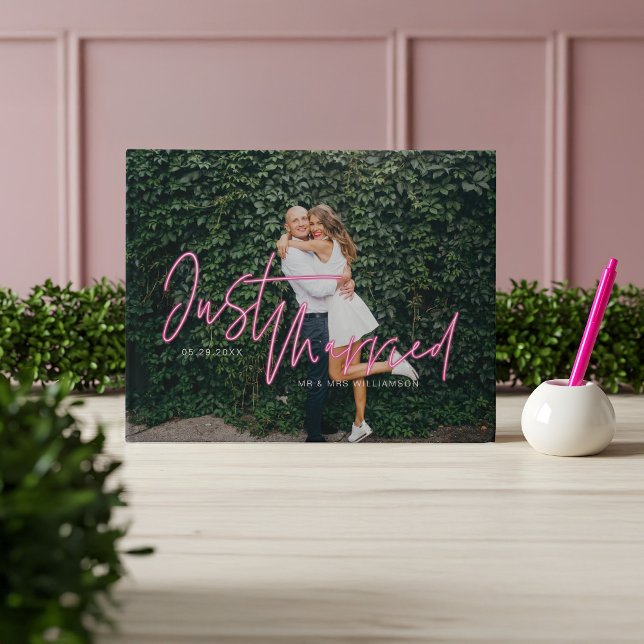 Libro De Visitas Amor eléctrico Neon Pink Just Married Photo (Electric Love Neon Pink Just Married Photo Guest Book)