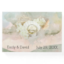 Anillos bodas en la arena y la concha